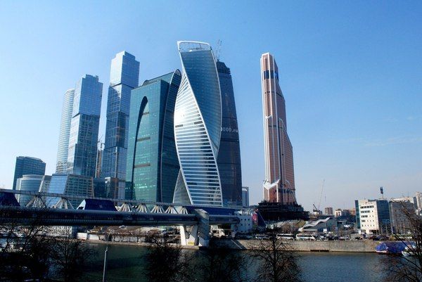 Несколько раз пожарные с крыши здания спускали ему воду, чтобы тот смог попить.