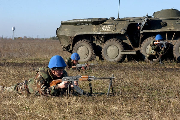 На территории Центра обучения бельцкой моторизованной бригады "Молдова" с 10 по 12 декабря проводятся учения миротворцев "Под ясным небом-2013". Фото: moldnews.md