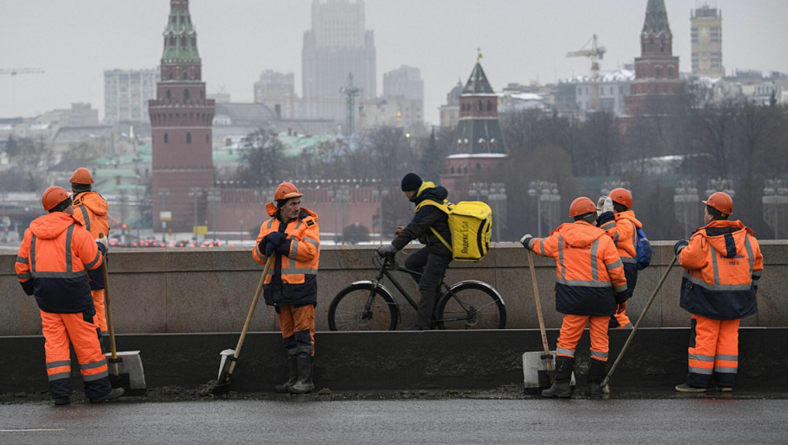 Из России начали уезжать трудовые мигранты из-за падения рубля.