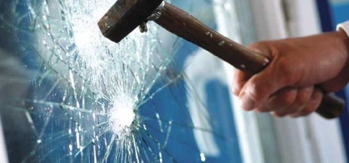  Căutați de poliție: Au spart geamul unui magazin și au sustras un laptop