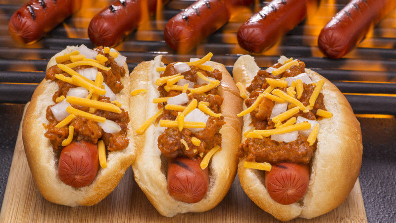 Studiu: Un singur hotdog poate reduce speranța de viață cu 36 de minute.