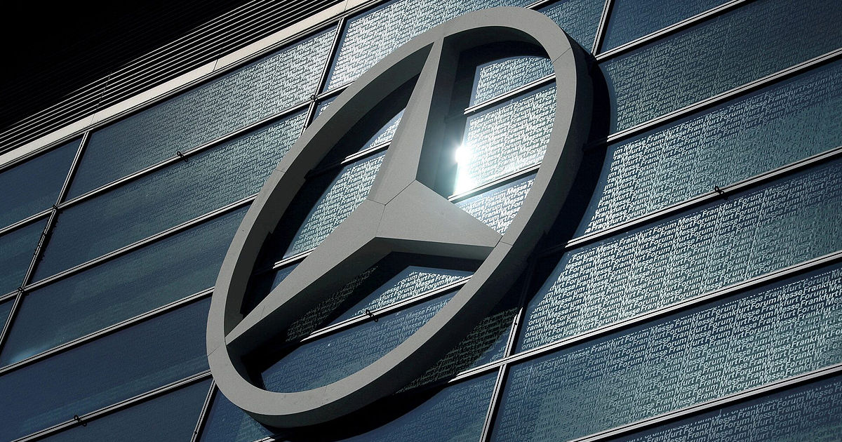 Mercedes-Benz потеряет $150 млн из-за скандала с занижением вредных выбросов автомобилей.