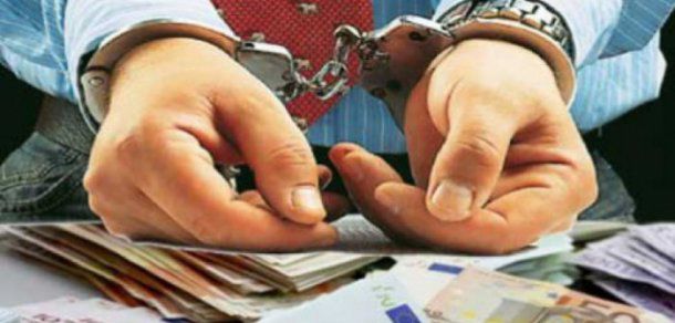 Femeia este bănuită că ar fi pretins 2000 de euro de la un deţinut. Foto: st.unimedia.info