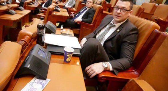 Trei deputaţi români au găsit o bancnotă de o sută de lei pe jos în sala de plen şi, deşi bănuiau că le-ar fi căzut din buzunar, le-a fost teamă să o ia.