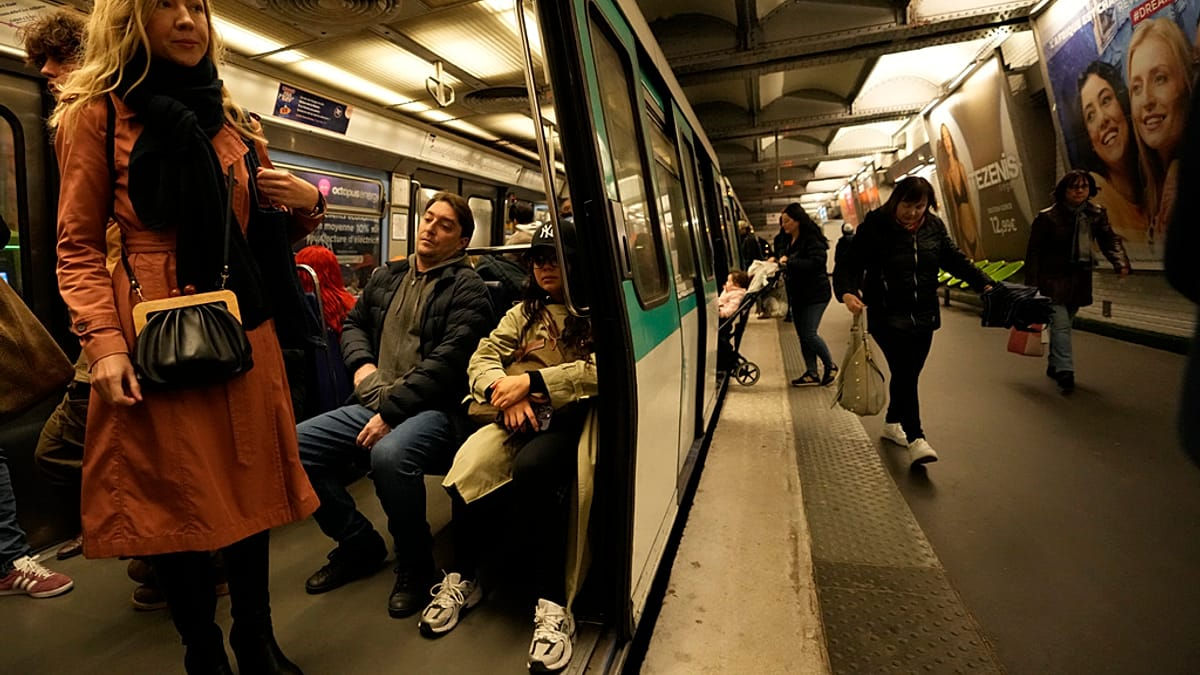 Trei femei, înjunghiate într-un metrou din Paris: Suspectul a fost reținut.