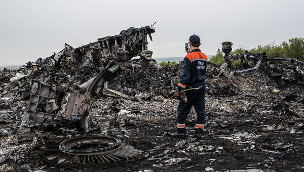 Пассажирский Boeing 777 Malaysia Airlines потерпел крушение 17 июля прошлого года в Донецкой области.