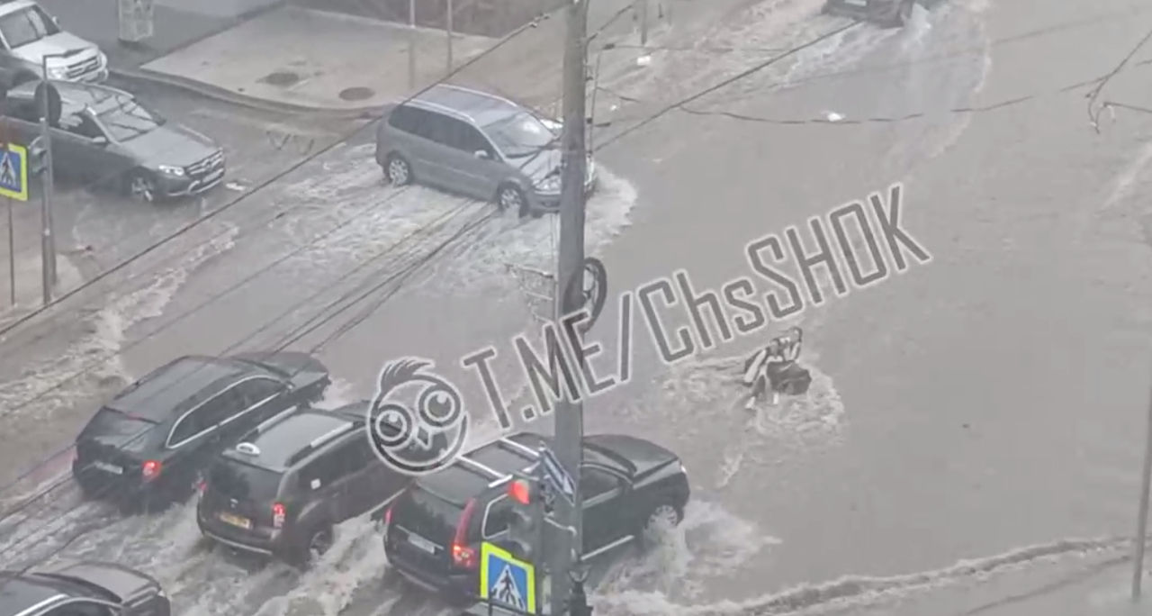 В Кишиневе потоком воды унесло двух женщин: их удалось спасти.
