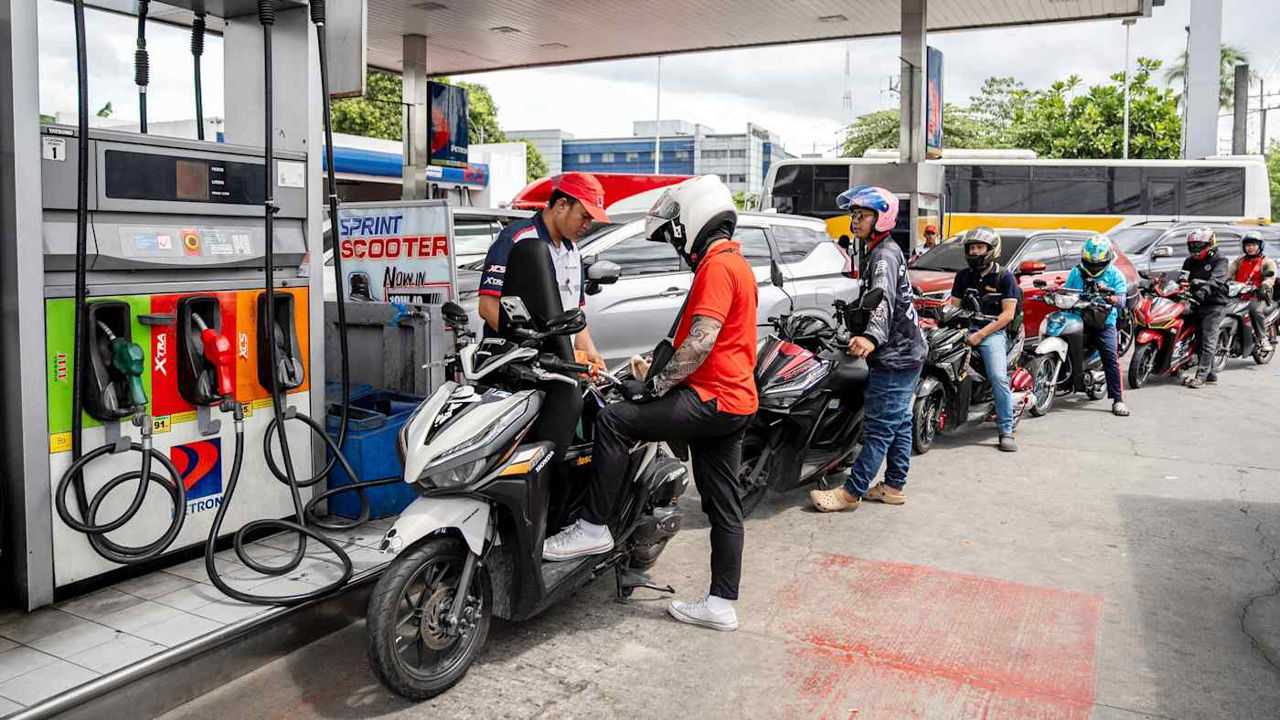 Angajații în Thailanda și Vietnam trec la munca de la distanță din cauza creșterii prețurilor la carburanți.