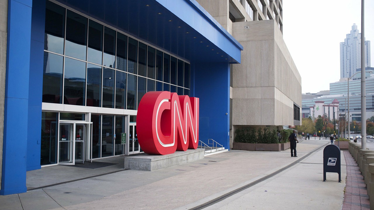 Сотрудница CNN, крутившая роман с экс-директором телеканала, покинула пост.