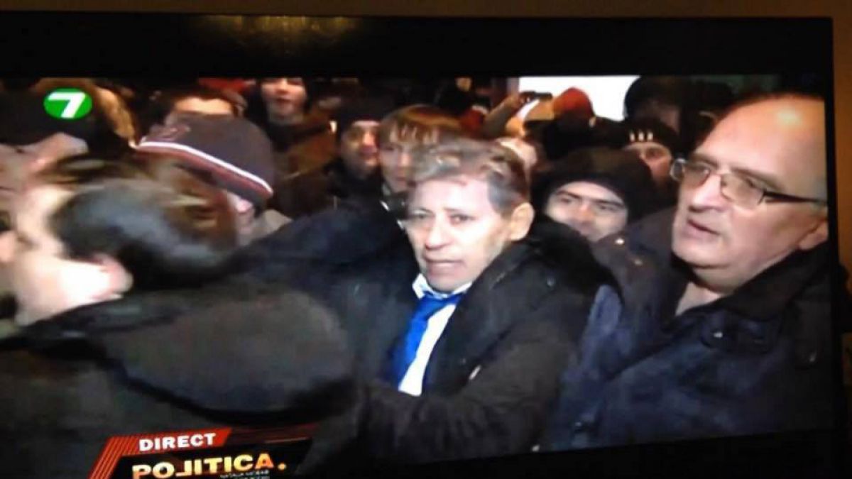 Mihai Ghimpu, a fost agresat ieri, de protestatarii din faţa Parlamentului. El s-a ales cu o plagă în zona capului în urma loviturilor primite.