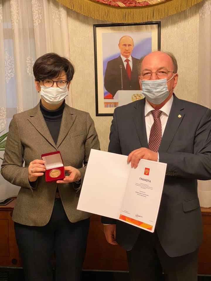 Олег Васнецов вручил Елене Левицкой-Пахомовой памятную медаль.