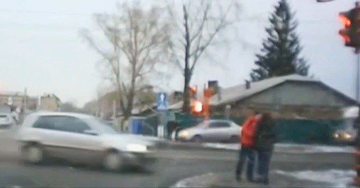 Автомобиль сбил пару влюбленных на тротуаре в Кемерово.