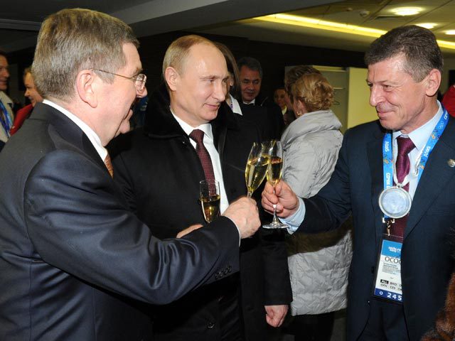Президент РФ Владимир Путин, зампред правительства РФ Дмитрий Козак и президент МОК Томас Бах после церемонии открытия ХХII зимних Олимпийских игр в Сочи. Фото:РИА Новости