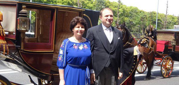 Ambasadorul V.Bumacov, dus cu caleașca la Împăratul Japoniei. Foto: facebook.com/Ambasada RM în Japonia
