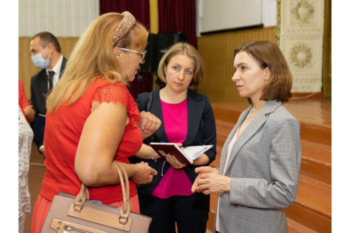 Майя Санду провела встречу с жителями села Сирец района Страшены.