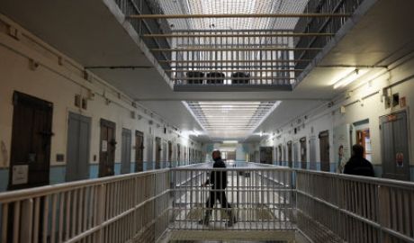 Problema suprapopulării penitenciarelor a intrat şi în atenţia principalilor candidaţi prezidenţiali, care propun drept soluţie privilegiată construirea de noi închisori.
