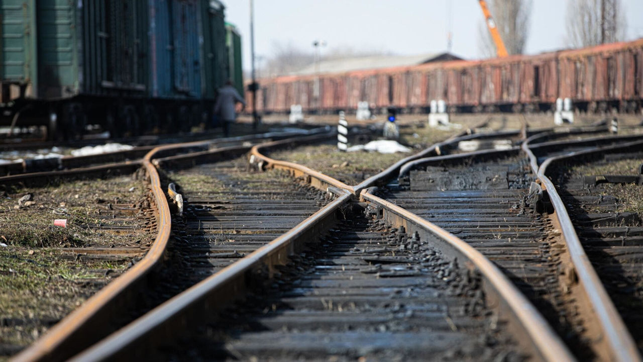 Experții feroviari evaluează starea căii ferate și a parcului de locomotive din Moldova.