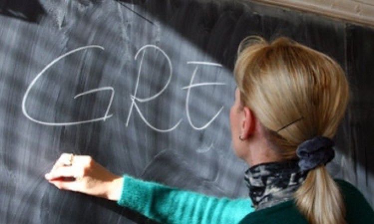 Profesorii mai întâi și-au amânat greva generală, de pe 28 aprilie pe 5 mai, ca într-un final să renunțe la ea. 