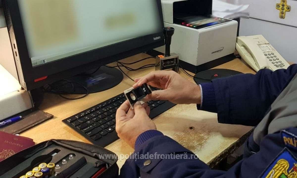Пограничники обнаружили во время пограничного контроля у 36-летнего гражданина РМ поддельные документы.