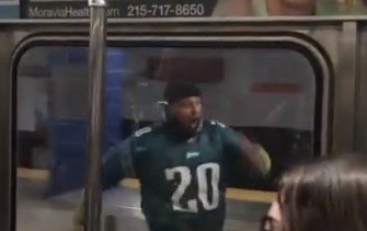 В США фанат врезался в столб на радостях от победы любимой команды.