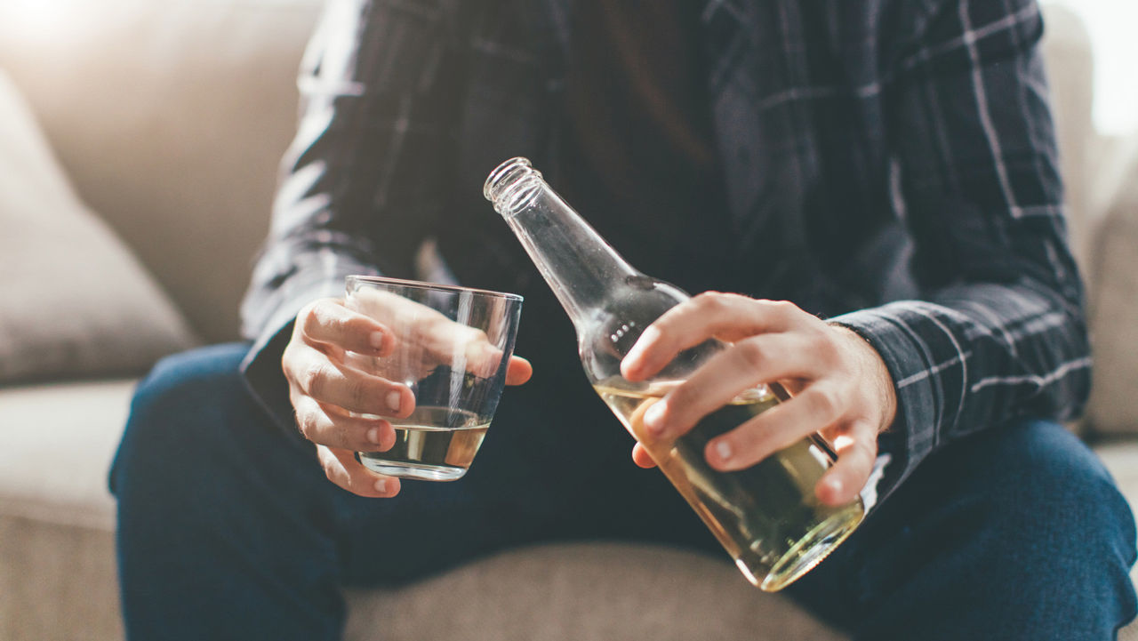 Consumul de alcool pe cap de locuitor a crescut cu peste doi litri în România.