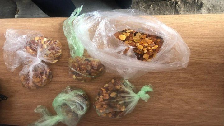 В Румынии в микроавтобусе с молдавскими номерами нашли янтарь.