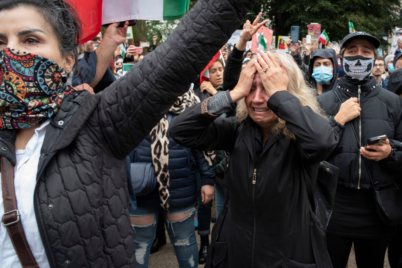 К антиправительственным протестам в Иране присоединились студенты и школьники.