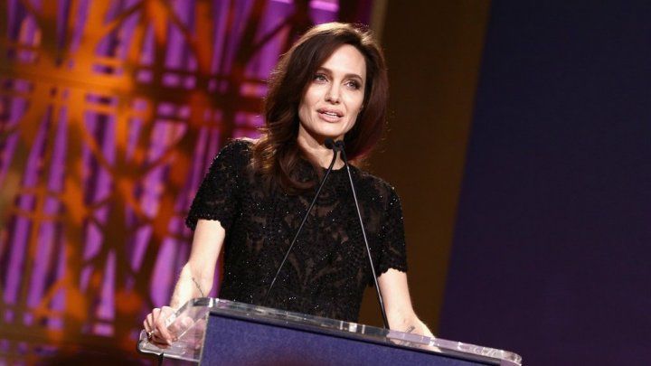 Angelina Jolie cântăreşte mai puţin decât fiica ei de 11 ani. 