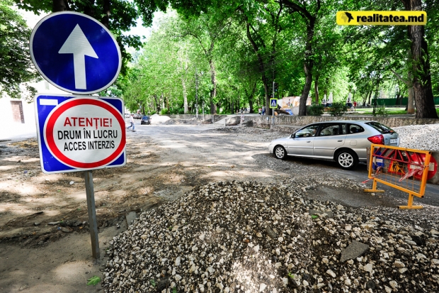 Conducătorii auto care traversează zona sunt rugaţi să respecte semnalizarea rutieră temporară.