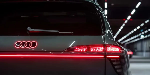 Новый флагман Audi Q9 получил первые в мире изогнутые задние OLED-фонари.