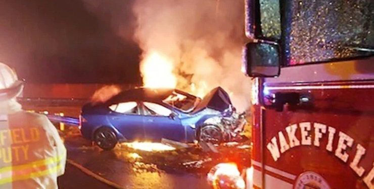 В США после ДТП загорелся электромобиль Tesla Model S. 
