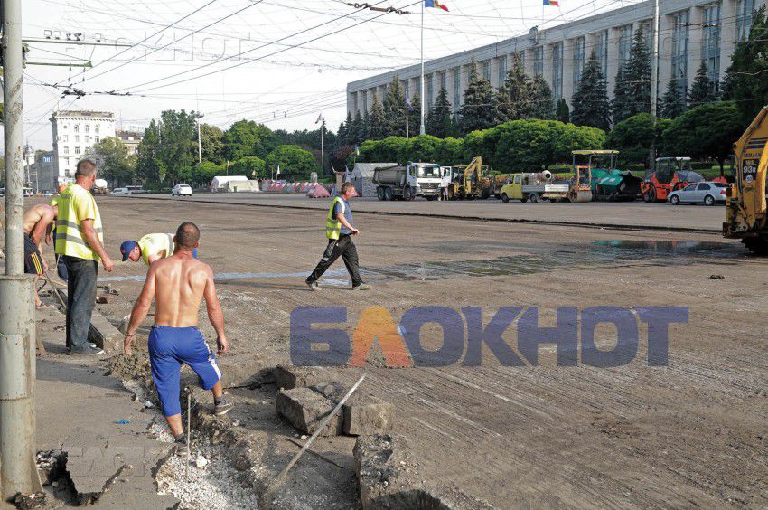Ремонт в центре столицы продвигается, несмотря на жару.