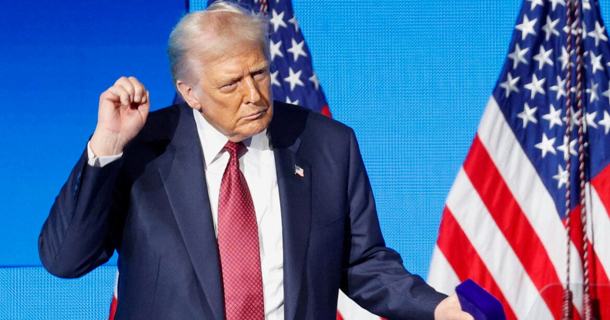 Трамп продлил на год введенные в 1979 году санкции против Ирана.