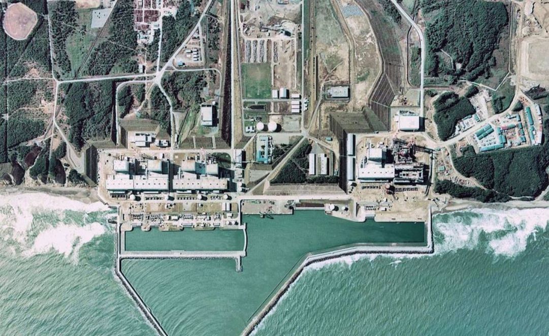 Из бассейнов с топливом на АЭС в Фукусиме от землетрясения вылилась вода.
