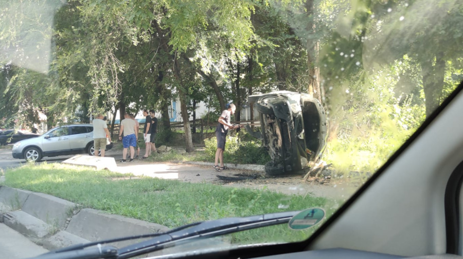 В столице произошло ДТП: перевернулся автомобиль.