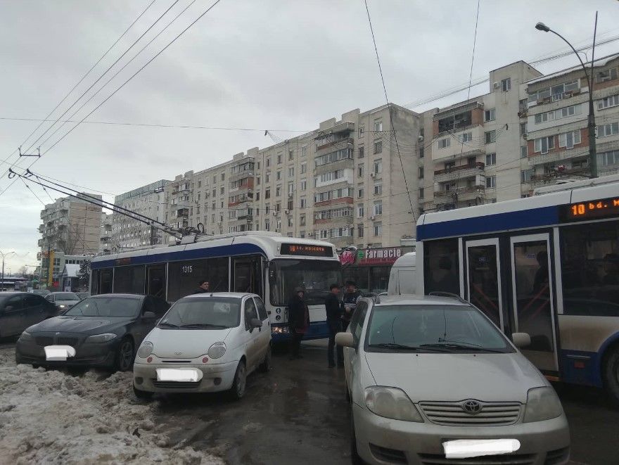 Инцидент произошел из-за неправильно припаркованного автомобиля на Московском проспекте.