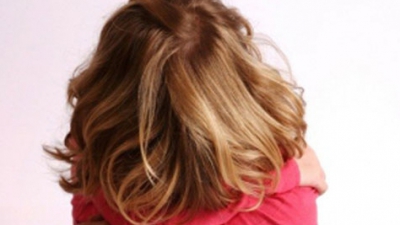 Inculpatul locuia împreună cu soţia şi doi copii comuni, victima fiind fiica vitregă a acestuia