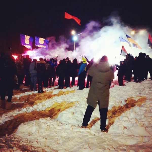 В ходе пикетов зачастую возникают словесные перепалки и стычки между водителями и протестующими.