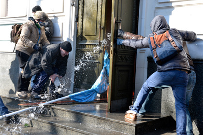 Оппозиционеры атакуют офис Партии регионов. Фото: Reuters