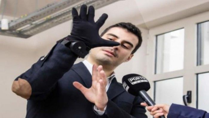 O mănușă electronică ce permite ridicarea unor obiecte ce cântăresc până la 40 de kilograme fără niciun efort. Foto: cronicaviva.com.pe 
