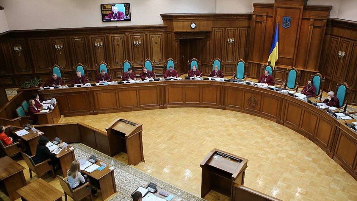 В правительстве Украины советуют КС поступить как в Молдове - подать в отставку.