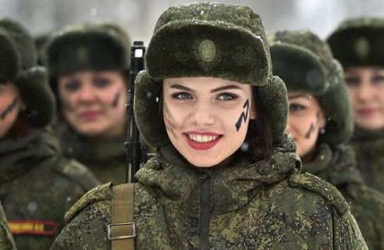 Дипломаты выразили готовность и в дальнейшем содействовать продвижению прав женщин в минобороне.