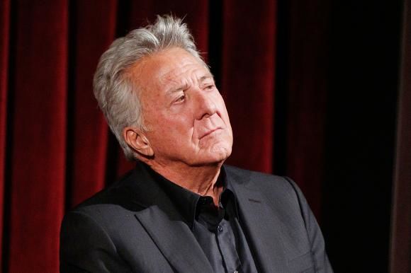 Dustin Hoffman, acuzat de hărţuire sexuală de o femeie, la fimările pentru Death of a Salesman. 