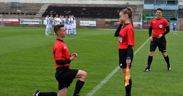 В четвертой румынской лиге по футболу боковой арбитр предложил руку и сердце своей избраннице - ассистенту рефери.