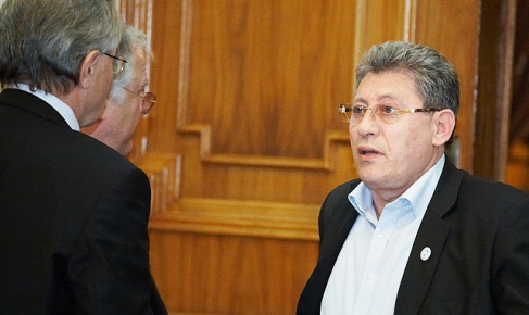 Kогда депутаты ПКРМ силой провели лидера Социал-демократической партии Виктора Шелина на заседание законодательного органа, переросли в жесткий обмен репликами.