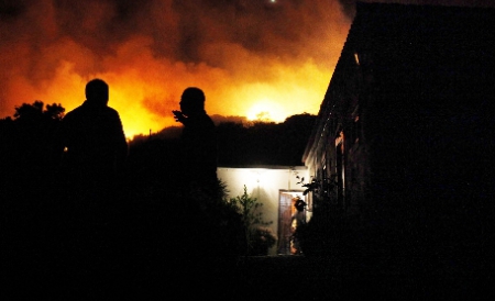 La operaţiunile de stingere a incendiilor participă 13 elicoptere şi şapte avioane.