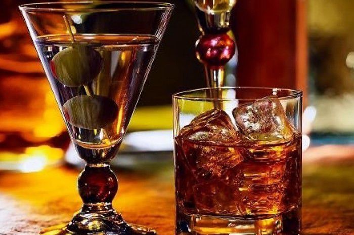 Posturile de radio şi TV nu vor mai putea difuza, în timpul zilei, publicitate la băuturi alcoolice. Foto: unimedia.info