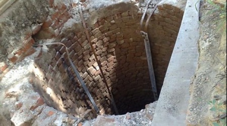 По данным спасателей, осталось еще несколько метров до пострадавшего.