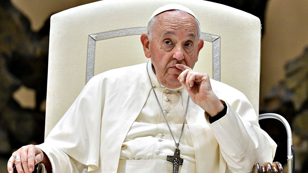 Vaticanul informează despre o situație clinică complicată a sănătății lui Papa Francisc.