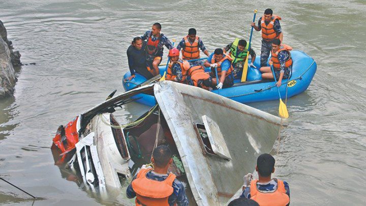 Nepal: Un autocar cu pasageri a plonjat în apă de la înălţime